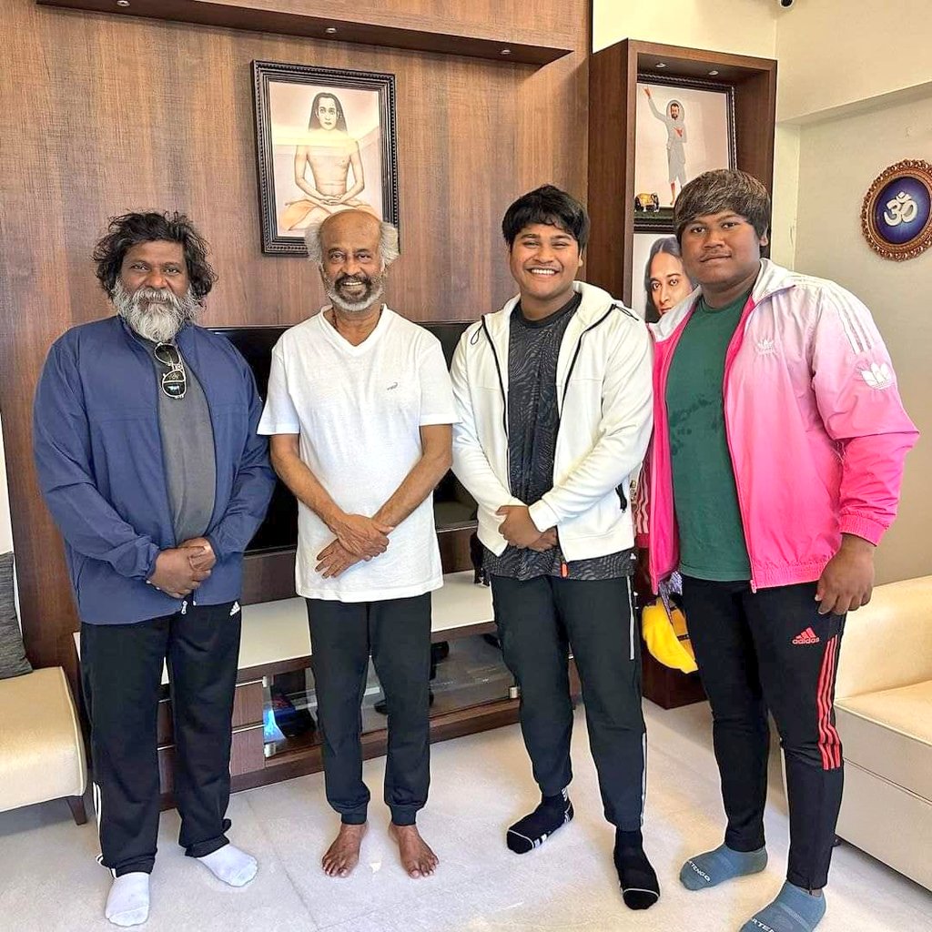 #Thalaivar With @StunShiva8 and his Sons @iamkevinkumar 🔥😎

#Rajinikanth #SuperstarRajinikanth #Jailer 

@rajinikanth @anirudhofficial @Mohanlal @NimmaShivanna @Mee_Sunil @bindasbhidu @tamannaahspeaks @meramyakrishnan @OfficialLathaRK @ash_rajinikanth @RIAZtheboss