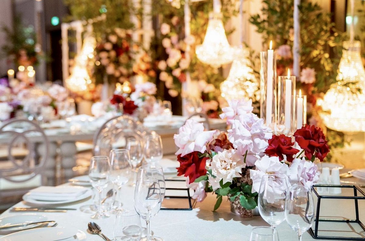 Inspired by a traditional #RoseGarden from a French chateau, the feminine details of roses and chandeliers make for the very romantic wedding ceremony you've been dreaming of. 

#FSWedding #weddingwednesday #therocks
📸 @istylephotography | @eventsbymia