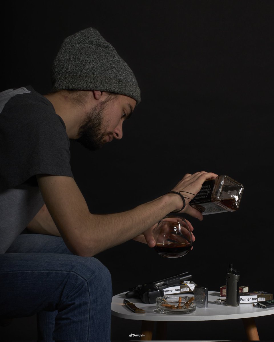 Batzou's tweet photo. Premiers shooting en #autoportrait sur le thème des #addictions. https://t.co/bhGI90unYA