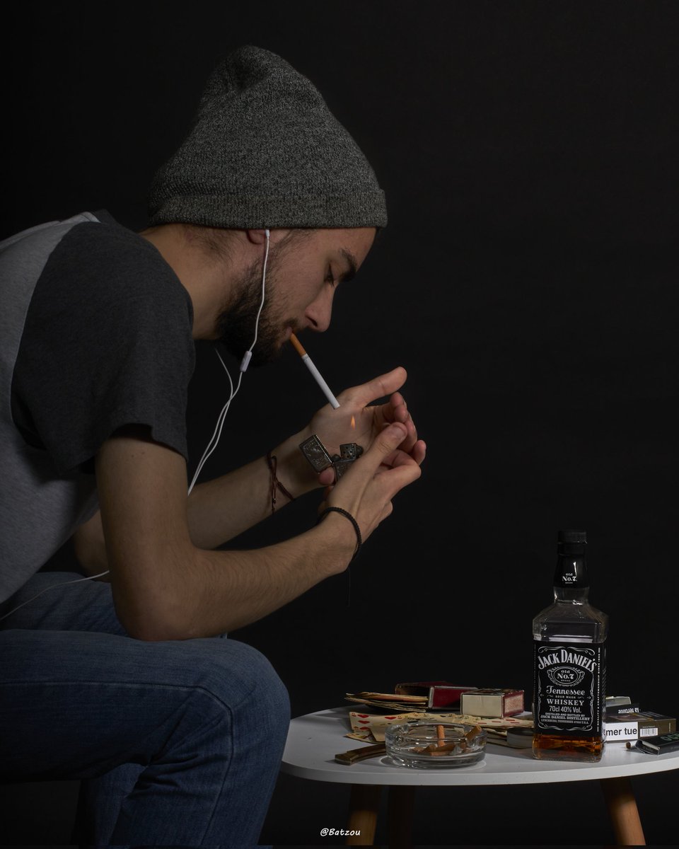 Batzou's tweet photo. Premiers shooting en #autoportrait sur le thème des #addictions. https://t.co/bhGI90unYA