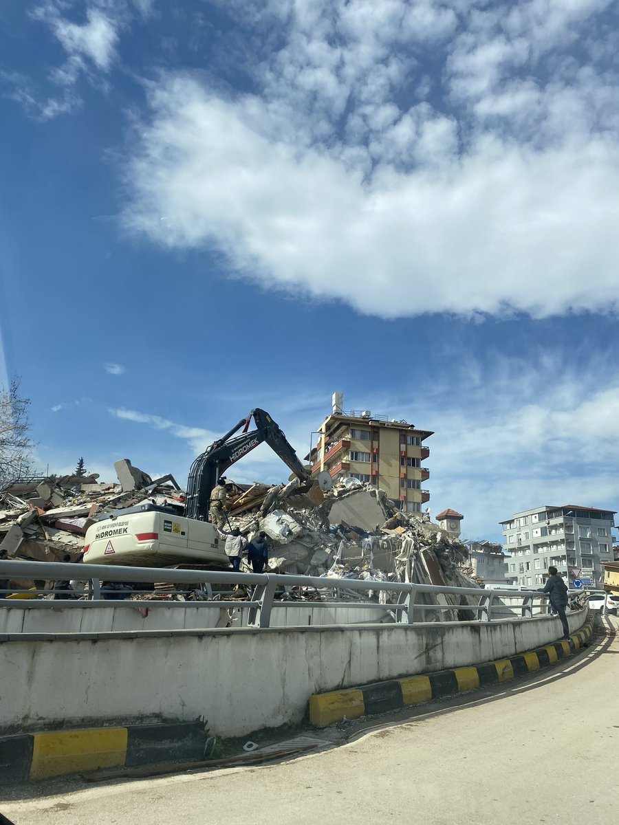 UmuutGeldi's tweet photo. Ekipler geliyor. Arama kurtarma geldi fakat her yer çok kötü. Her adımda enkaz var. https://t.co/S3d9DCoCwF