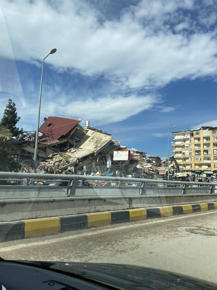 UmuutGeldi's tweet photo. Ekipler geliyor. Arama kurtarma geldi fakat her yer çok kötü. Her adımda enkaz var. https://t.co/S3d9DCoCwF