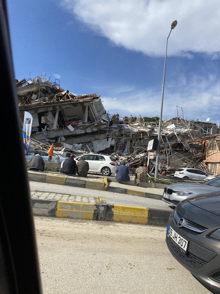 UmuutGeldi's tweet photo. Ekipler geliyor. Arama kurtarma geldi fakat her yer çok kötü. Her adımda enkaz var. https://t.co/S3d9DCoCwF