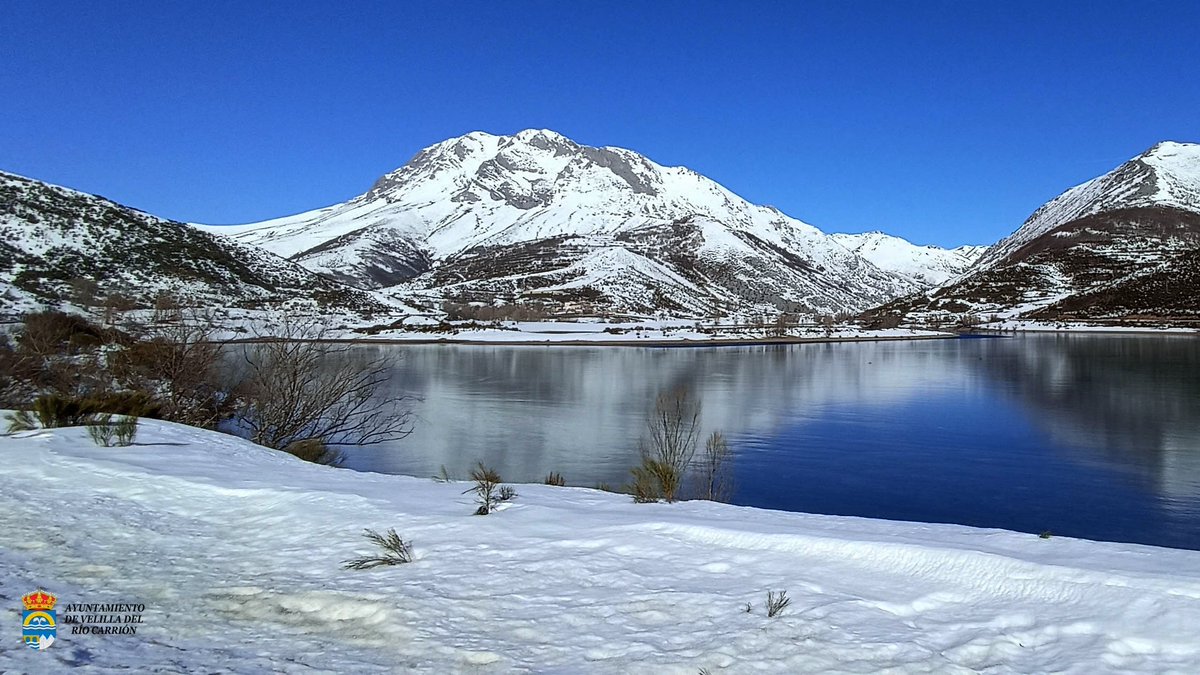 🗻 Hoy queremos daros los buenos días con esta bella imagen del #Espigüete reflejado en el pantano helado de #Camporredondo. Espectacular ¿verdad? ¡Atrévete a conocerlo! ¡Feliz miércoles!🙋🏼💁🏻‍♀️
#MontañaPalentina #Turismo #Ocio #LugaresconEncanto #Palencia #Cyl #VelilladelRíoCarrión