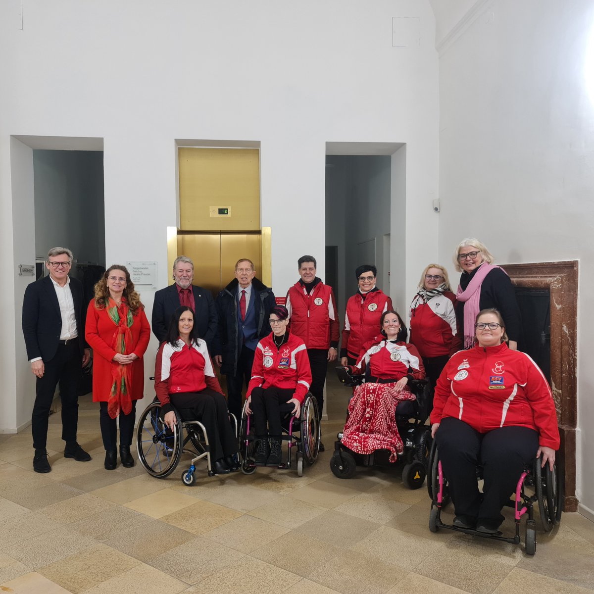 Große Ehrung heute für Sanja Vukasinovic: für ihre sportlichen Leistungen wurde sie  Bürgermeister-Stellvertreter Bernhard Auinger mit der Silbernen Sportmedaille der Landeshauptstadt Salzburg ausgezeichnet. 
##stadtsalzburg #wheelchairdancerssalzburg #behindertensport
