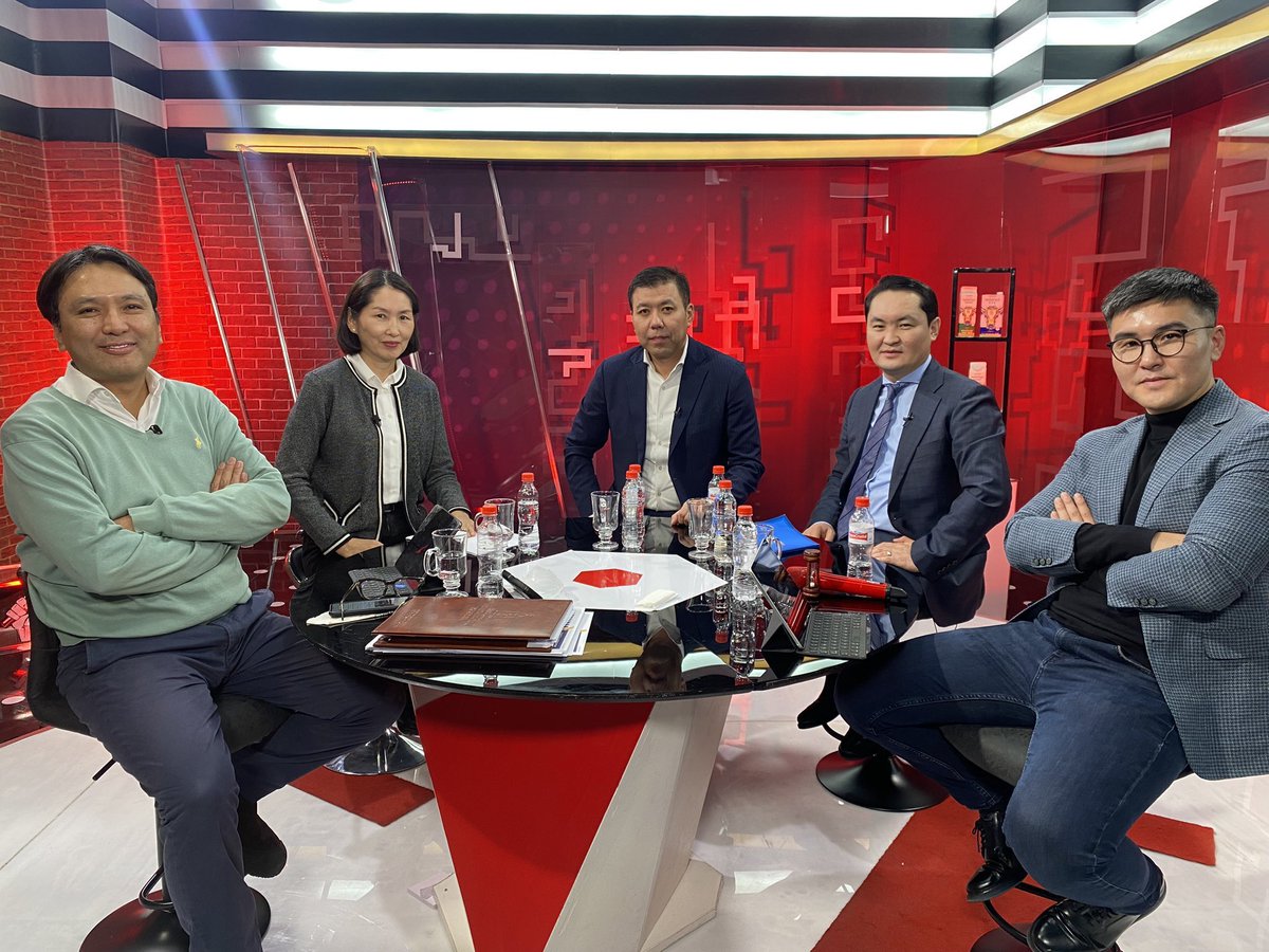 Манай улс төрчдөд нэг мундаг чадвар байна. Хүн ярьж байхад хажуугаар нь булаалдаж ярих, хажуунаас хүн таслаад байхад зогсохгүй давхардаж ярьж чаддаг. Би ингэж ёстой чаддаггүй. Яаж энийг сурах вэ? Би хүн ярьж дуусахыг хүлээнэ, ярьж байхад хүн ярьж эхэлбэл яриагаа таслаад сонсдог.