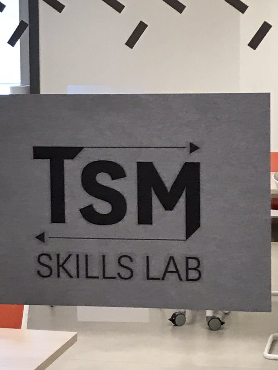 Master_TSM's tweet photo. #TSMSkillsLab
Aujourd’hui débute la 6ème édition du TSM Skills Lab ! Au programme de cette édition 2023 : un ensemble de projets de traduction, de post-édition, et un glossaire, qui ont été envoyés ce matin à Léa Nichele, gestionnaire de projets en chef. https://t.co/4cU7NMZ7Pk