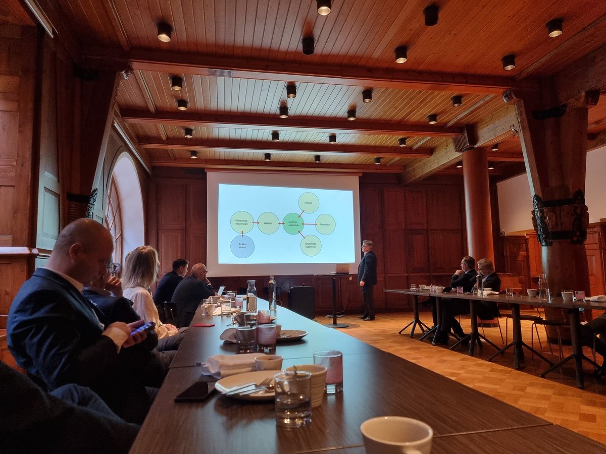 Teollisuus työpaikkoineen ja kasvunlisämahdollisuuksineen ei ole katoamassa minnekään. Suomen kaivos- ja konepajateollisuuden innovaatioissa voi muhia seuraava teollinen vallankumous. Kaavio by <a href="/MattiApunen/">Matti Apunen</a> #osaaminen #innovaatiot #investoinnit