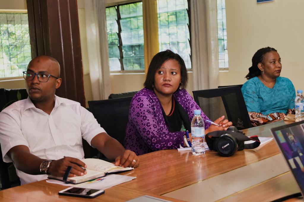 ACCI_2017's tweet photo. Réunion de travail à l'Agence Comorienne de Coopération Internationale (ACCI) avec la Représentante de l'UNICEF en Union des Comores. https://t.co/AVdxSlleK7