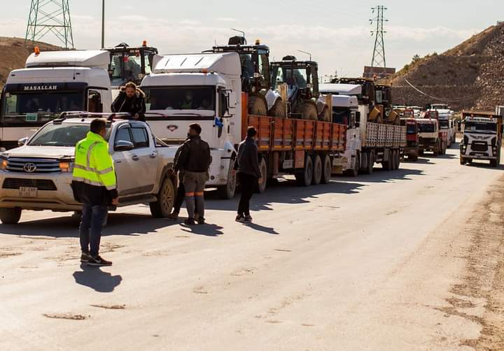 MERSİN'DE YAŞAYAN RUSLAR VE UKRAYNALILAR DA SEFERBER OLDU ! 🇷🇺🇹🇷🇺🇦

➡️ Akkuyu'dan yola çıkan vinç, traktör, eksvakatör, damperli kamyonların olduğu 80 araç deprem bölgesine gönderildi.

➡️ 4 ton yardım malzemesi toplandı, Silifke Belediyesi'ne teslim ettiler.

➡️ Kan veriyorlar.