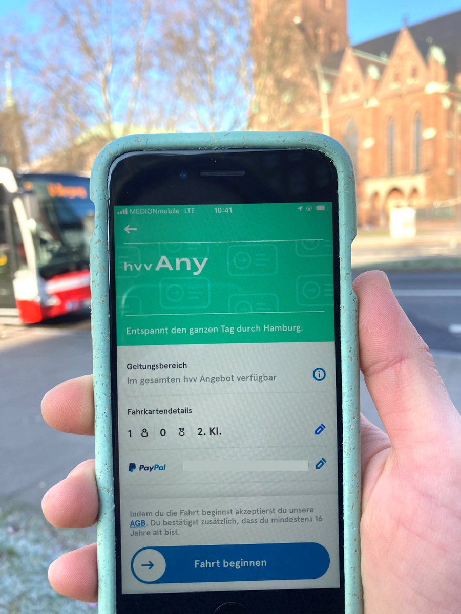 hochbahn's tweet photo. Good News für Gelegenheitsfahrer*innen: #hvvAny ist da! Ab sofort heißt's mit der neuen App: Einchecken, losfahren und automatisch die günstigste Fahrkarte bekommen. Das Ticket, das mitdenkt!
Direkt downloaden:
👉Android: https://t.co/WyUe3zXpIi
👉Apple: https://t.co/0hXNQ1E7M5 https://t.co/634Ba1L9r5