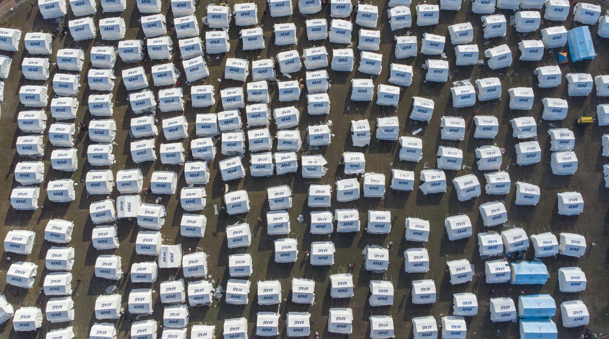 Geçmişte yaşandı. Çadır kentlerde ısıtıcı yüzünden yangınlar çıkabiliyor. İnsan sirkülasyonu için sürekli koridorlar sağlanmalıydı. Çadırlar arasında bir ip çekilip hiza alınmaz mı? Bu nasıl bir nizam? Kurumlar hafızasını nasıl böyle yitirir?