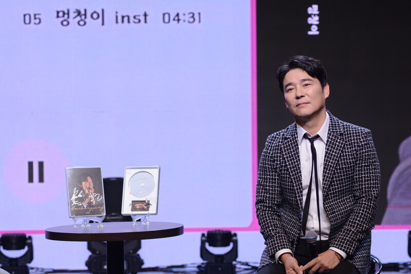 kvibe_yonhap's tweet photo. Hey guys, check out some of the photos of S.Korean singer #Imchangjung during the media showcase of his third mini album "#Imafool" which will be released on Feb 8 at 6 p.m. (KST)
#임창정 #멍청이 #comeback
Click the link below to see more photos
https://t.co/LUyZo6pbqE https://t.co/xcM9Iz5ofh