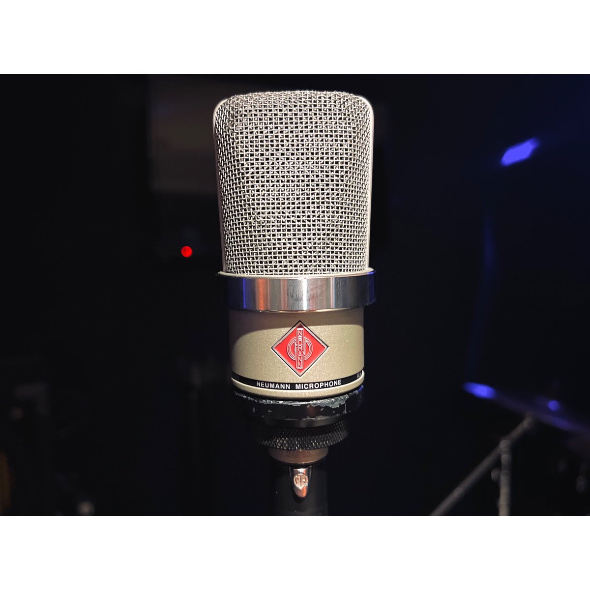 noahikejiri's tweet photo. NEUMANN TLM102 (¥220-/1h)
こちらは主にレコーディングで使用されるコンデンサーマイクです！

僅かに6kHzがブーストされているため声の存在感が増し、ボーカルやスピーチレコーディングに最適のコンデンサーマイクです！

#スタジオノア　#studionoah #band #レコーディング　#池尻大橋 #東京　#noah https://t.co/z0IuPwYHvD
