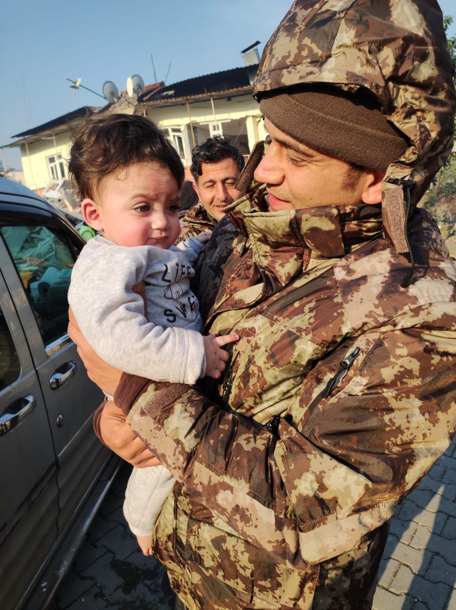 EmniyetGM's tweet photo. Enkaz altından çıkarılmasına yardımcı olduğumuz Muhammet bebeğimizle... 

Birlikte güçlüyüz 🇹🇷 

#deprem
#PolisÖzelHarekat

📍Hatay https://t.co/vUhFWWmvcp