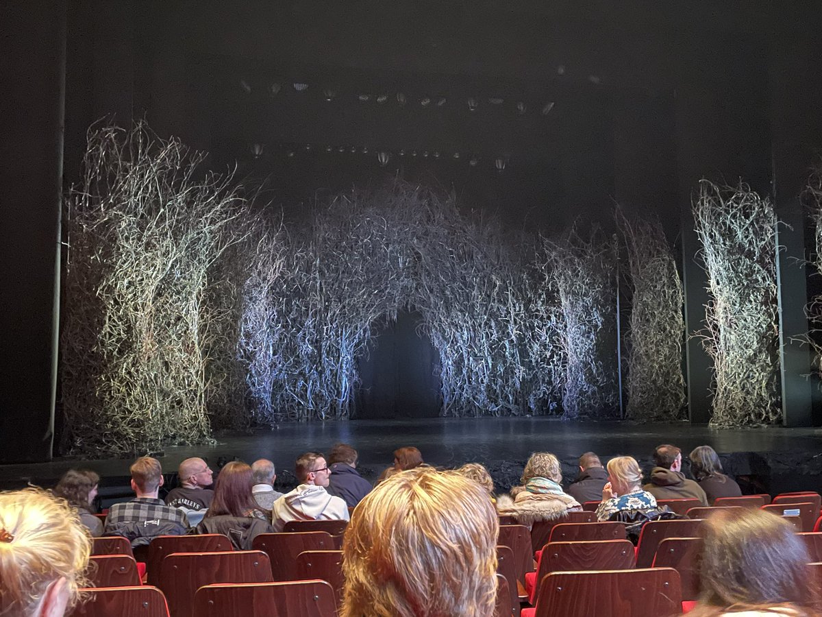 Harry Potter meets Lord of the Rings! U6 A level Drama pupils got to experience the fantastical live theatre production of The Ocean at the End of the Lane last night. Truly magical theatre making. What a spectacle <a href="/OceanOnStage/">The Ocean at the End of the Lane</a> <a href="/CurveLeicester/">Curve</a>