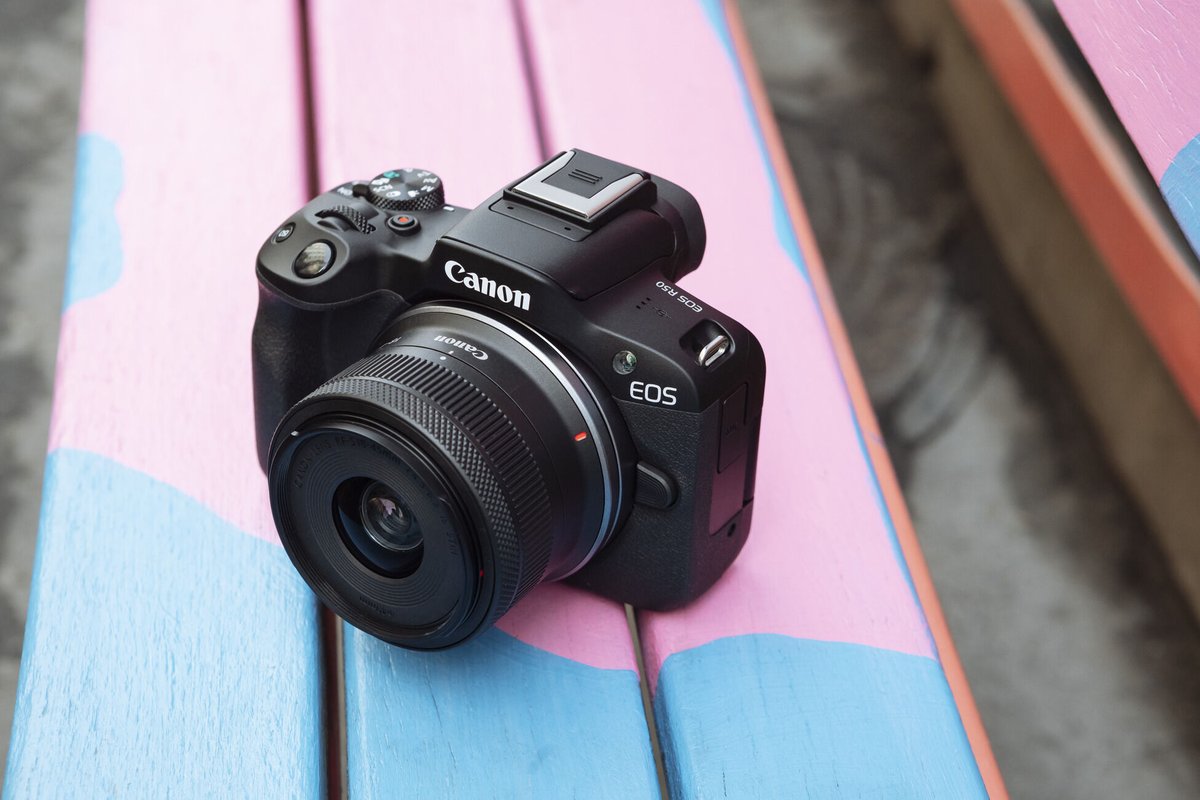 Pojawia się też EOS R50 od <a href="/CanonPoland/">Canon Polska</a>. 
· Matryca w formacie APS-C o rozdzielczości 24,2 megapiksela
· Nowe zaawansowane tryby automatyczne
· Dual Pixel CMOS Auto Focus II
· Obracany, 3-calowy ekran dotykowy
· Rejestracja wideo UHD 4K 30p nadpróbkowane z 6K
