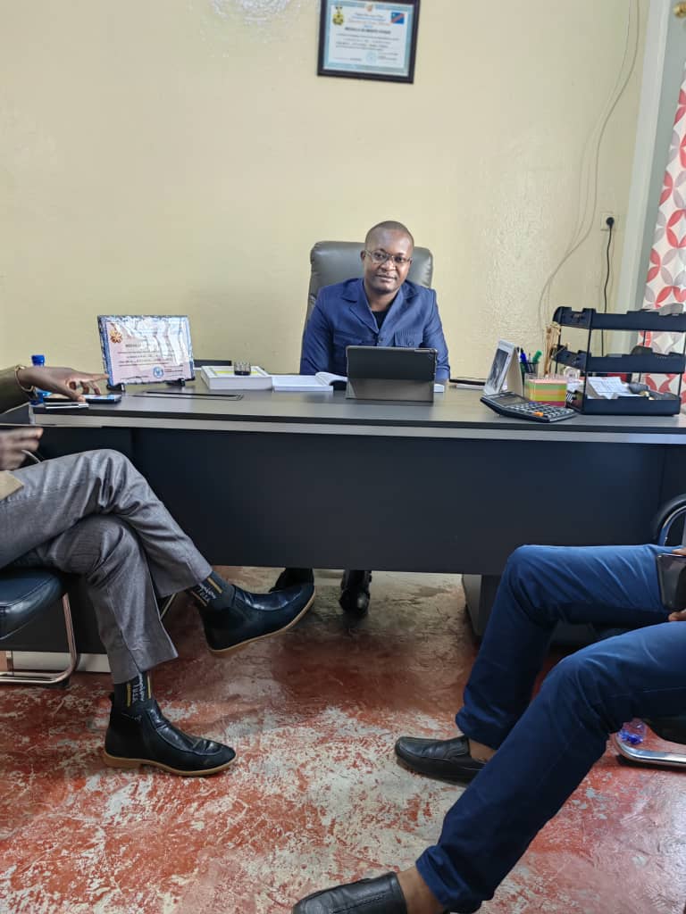 gracekalume2's tweet photo. #RDC:Le premier vice président de la structure des négociants minièrs #REMACO ,Me #CEDRICK #MPUNGWE a remis une enveloppe d'une somme importante au secrétaire #Alex #MBAYA ce mardi 07 fév pour le soutien aux démarches administratives,et celà en présence de l'avocat conseil https://t.co/iQuTz9p1No