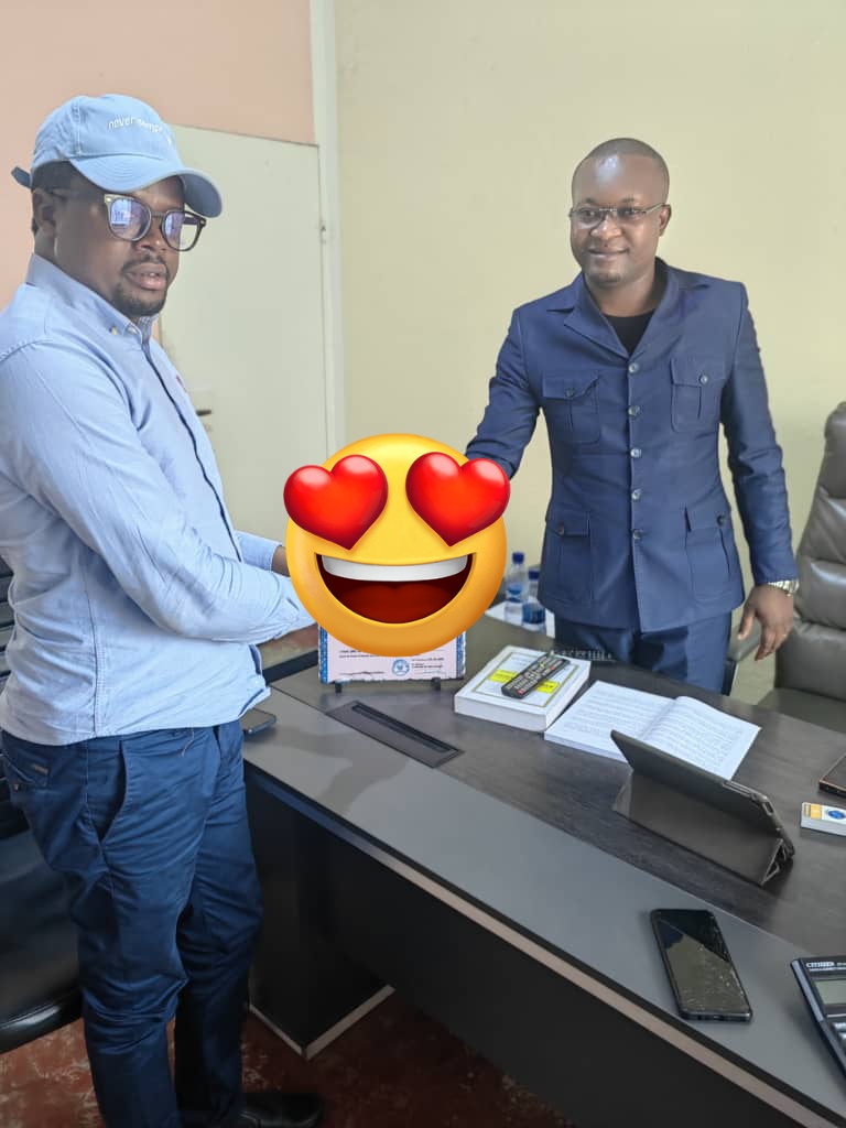 laguerrie's tweet photo. #RDC:Le premier vice président de la structure des négociants minièrs #REMACO ,Me #CEDRICK #MPUNGWE a remis une enveloppe d'une somme importante au secrétaire #Alex #MBAYA ce mardi 07 fév pour le soutien aux démarches administratives,et celà en présence de l'avocat conseil https://t.co/GG1QrXeJeh
