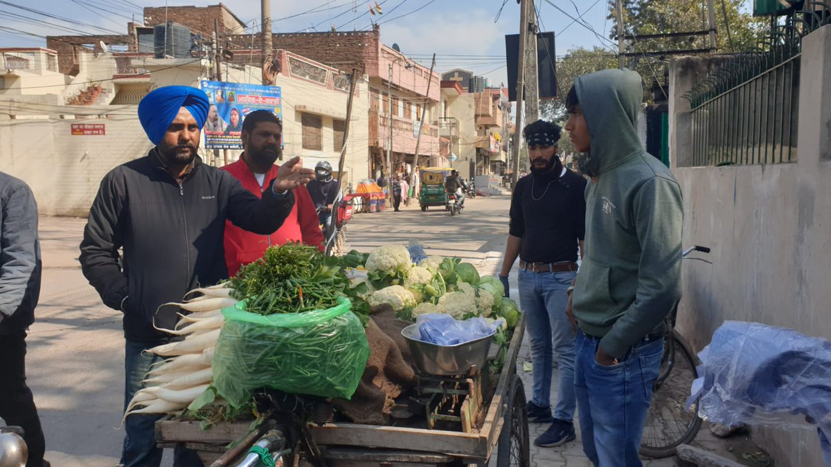 CouncilKharar's tweet photo. Awareness of SUP, Disposal &amp; Thermocol at Main Bazar Kharar. 2 Challan issued of Shopkeepers
@SwachhBharatGov @SwachSurvekshan @swachhbharat @pmidcpunjab @PunjabGovtIndia @swachhbharatpb #SwachhAmritMahotsav #YouthVsGarbage #harageelasookhaneela #HardeepSPur @RoopaMishra77 https://t.co/Hi3nF6LABz