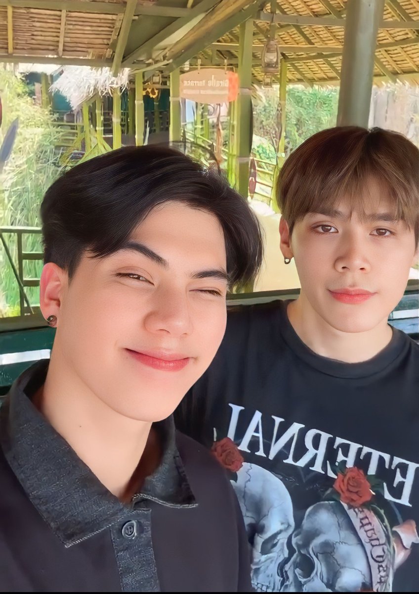 PeatwasuOfc's tweet photo. วันนี้ลุคพี่ธรกับน้องฟอร์ดรึเปล่าคะเนี่ย 🫣🤭 แล้วลูกชายบ้านนี้หน้าดื้อมาก 😂 @fort_fts
@peatwasu 
#ฟอร์ดพีทไปเที่ยว
#Peatwasu #CaptainPeat
#BabyFeat #FortPeat https://t.co/cdsaBK0PGs