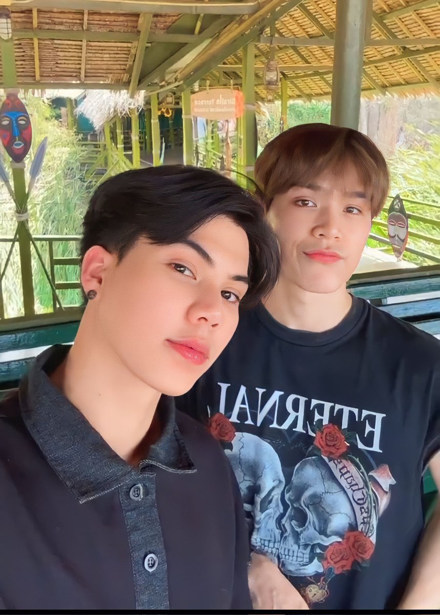 PeatwasuOfc's tweet photo. วันนี้ลุคพี่ธรกับน้องฟอร์ดรึเปล่าคะเนี่ย 🫣🤭 แล้วลูกชายบ้านนี้หน้าดื้อมาก 😂 @fort_fts
@peatwasu 
#ฟอร์ดพีทไปเที่ยว
#Peatwasu #CaptainPeat
#BabyFeat #FortPeat https://t.co/cdsaBK0PGs