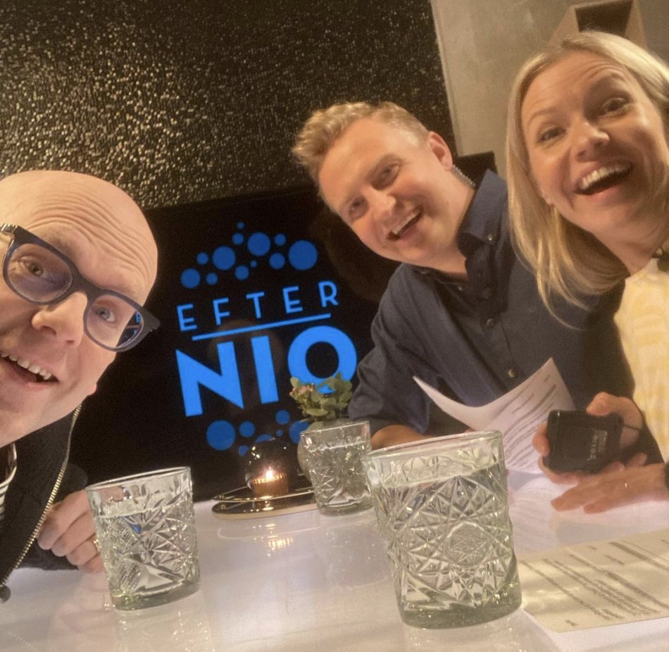 Sedär! @jannegronroos och <a href="/Sonja_was_here/">Sonja Kailassaari</a> ska tävla i finska ”På spåret” på fredag. Men här är de programledare för <a href="/efter_nio/">Yle Efter Nio</a>, YLE-talkshowen om samhälle och politik där jag är gäst för att tala om sånt jag pratar om, i dag närmare bestämt artificiell intelligens. Sänds måndag!