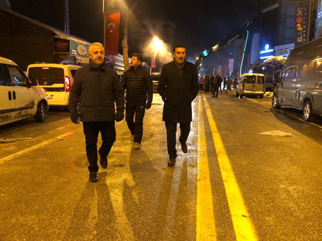 65.Hükümet Gümrük ve Ticaret Bakanımız <a href="/bulenttufenkci/">Bülent Tüfenkci</a> ile birlikte enkaz çalışmalarının sürdüğü yerlerde incelemelerde bulunduk. 
Gece gündüz demeden Devlet Millet el ele... 

#Malatya #Deprem