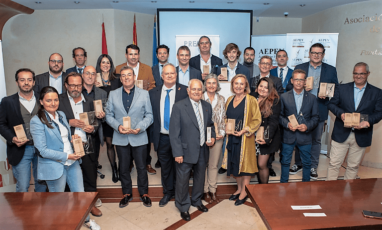 La #AEPEV (<a href="/periodistasvino/">AEPEV</a>) entregó en la sede de la <a href="/fape_fape/">FAPE</a> los premios a los Mejores vinos y espirituosos 2021. El #vino más votado fue Don PX 1999, de <a href="/toroalbala/">Bodegas Toro Albalá</a>, perteneciente a la <a href="/vinosdomm/">Consejo Regulador DOP Montilla-Moriles</a>, que recibió el Gran Premio AEPEV. 𝗛𝗮𝘇 𝗰𝗹𝗶𝗰 &gt; blgs.co/9Hp1W3