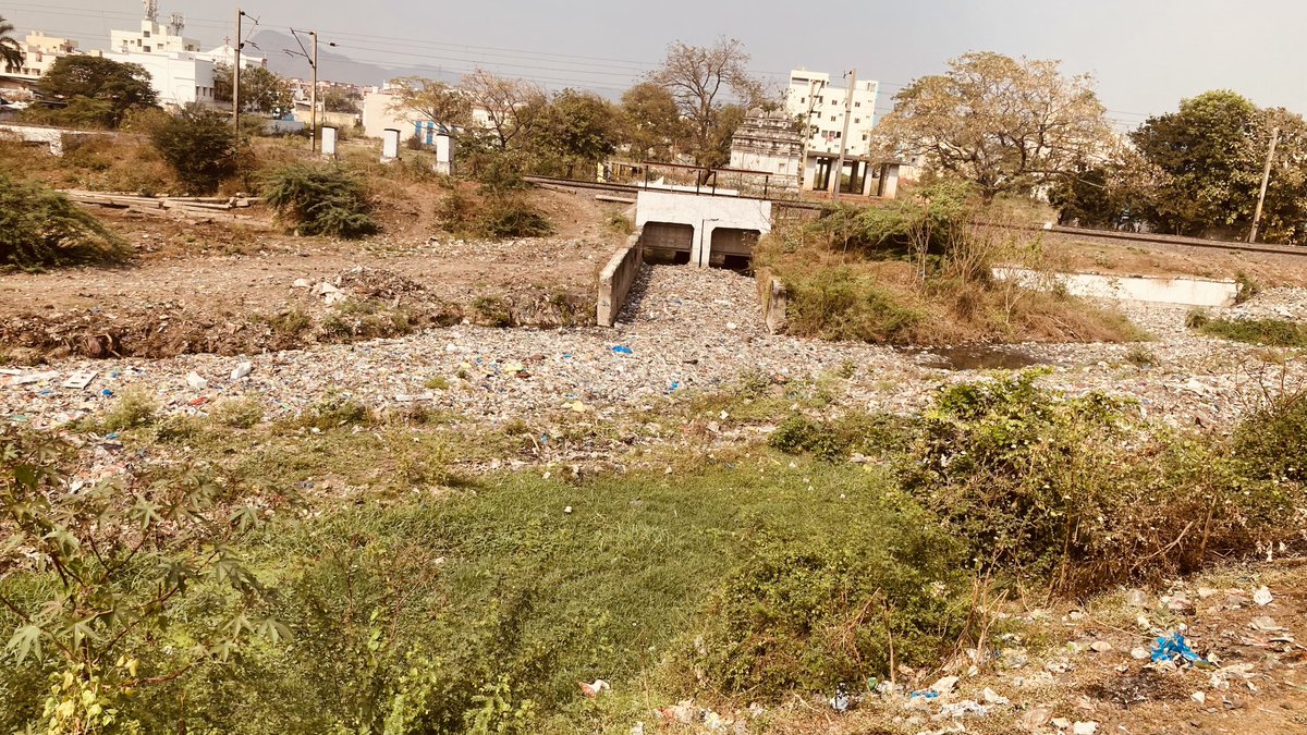 saurabh_ilok's tweet image. ⁦@AshwiniVaishnaw⁩ ⁦@narendramodi⁩ ⁦@AmitShah⁩ ⁦@nitin_gadkari⁩ Dear Sir,
Near Vijayawada junction railway station. Swatch Bharat Ki Tasveer. Regards