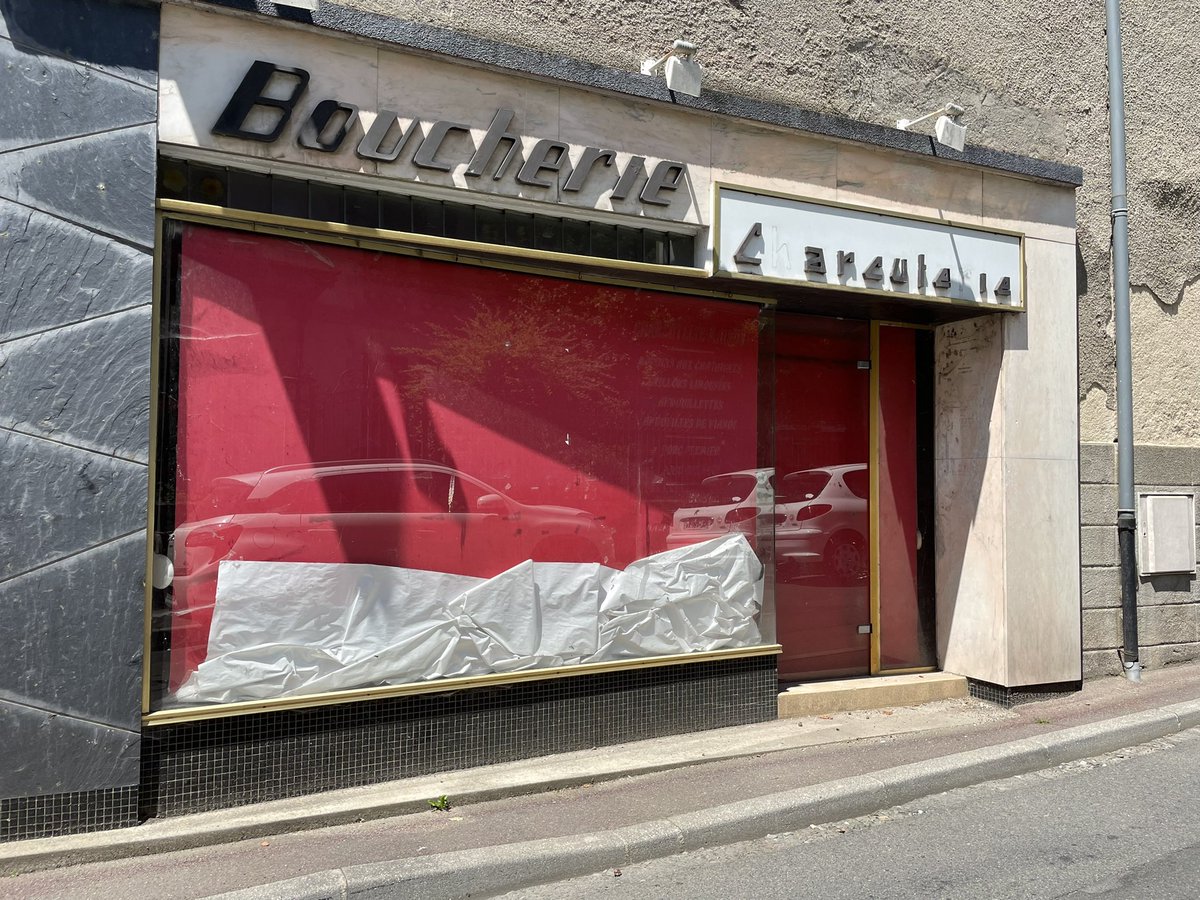 OlivierRazemon's tweet photo. La France continue inlassablement à tuer ses villes. 
Et comme si ça ne suffisait pas, voici la liste des «ouvertures emblématiques» de zones commerciales en 2022 et 2023.
L’étalement urbain, cette passion française. https://t.co/xzX5TH0U15