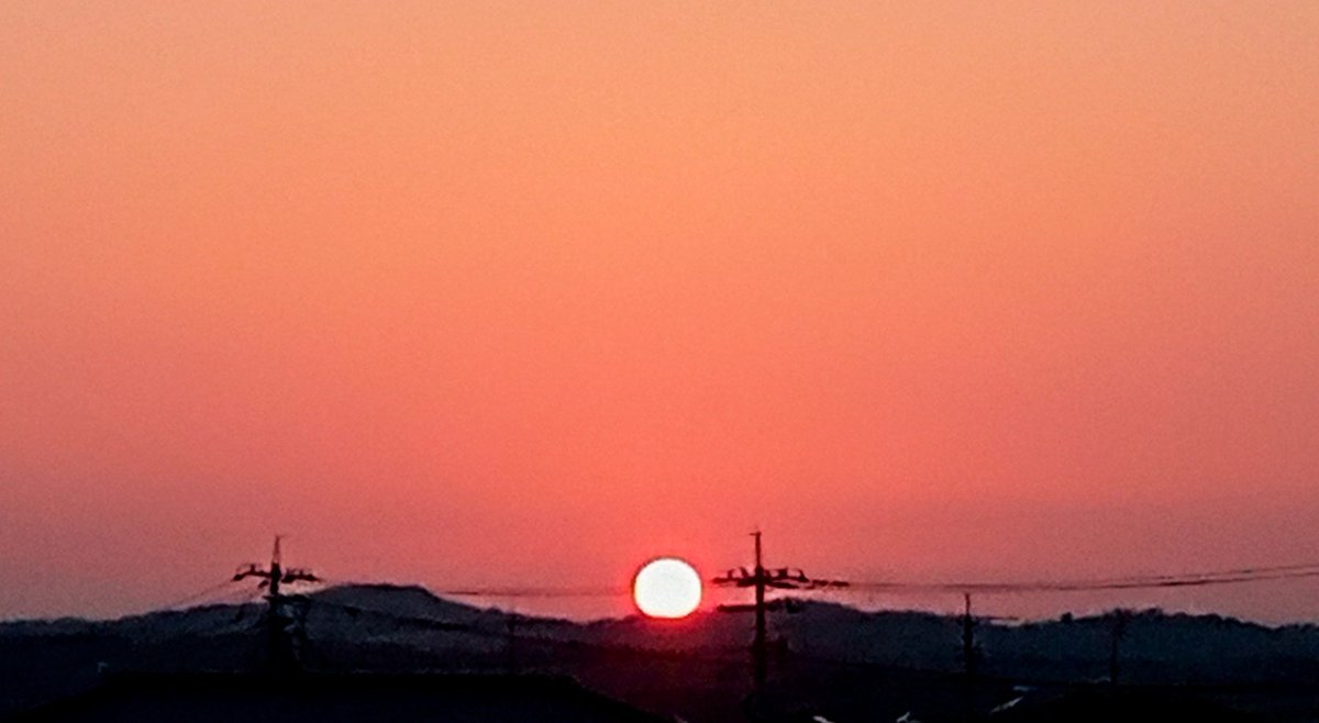 Good evening！🌃こんばんニャン😸／こんばんは🤩 気温は10℃、快晴で真ん丸なオレンジの夕陽が鮮やかです🌇🧡今日も一日お疲れ様でした🥰体調を確り整えられ、素敵な夜をお過ごし下さい☺️