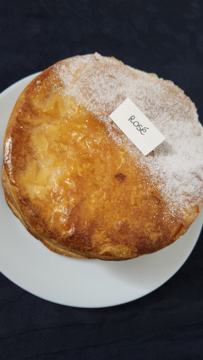 rosiegoldvoice's tweet photo. Since our birthday is round the corner, I made this mille feuilles Rosé made...Took me hours to make it from scratch, but its so good. Tastes exactly like a classic mille feuilles without looking like one, crazy 

#BakeitLikeRosé XD https://t.co/XPqZyIthFl