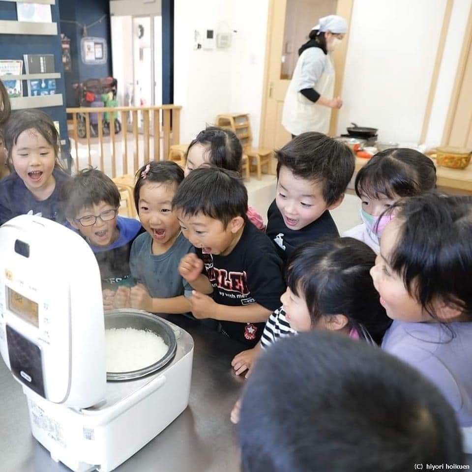 Японы бага ангийн сурагчдын хичээлийн хөтөлбөрт будааг хэрхэн зөв агшаахыг заадаг байна.
Анх удаа будаа агшааж үзсэн хүүхдүүдийн сэтгэл хөдлөл ❤