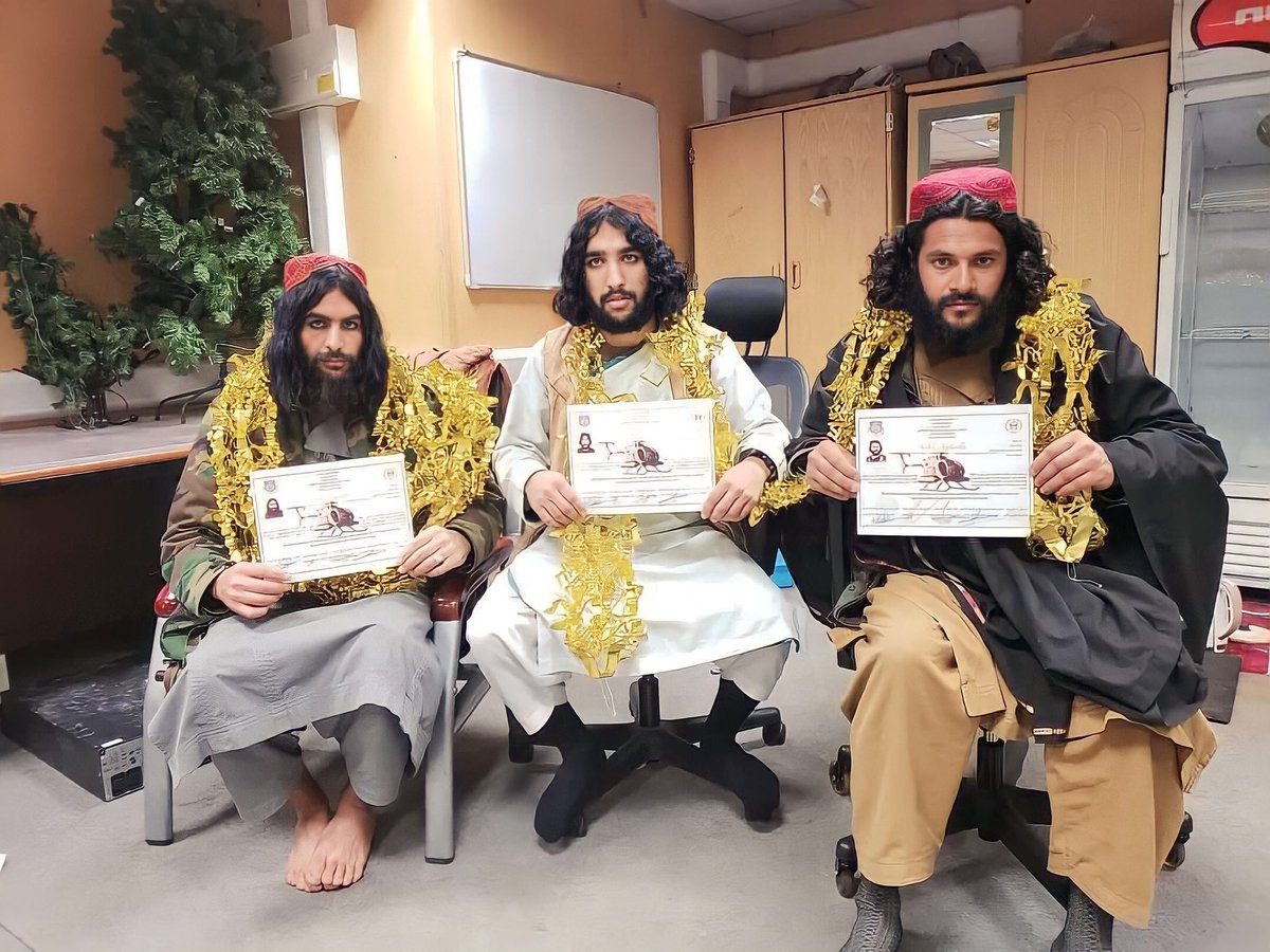AshArcher7's tweet photo. خلبان های خمارت ( قندی گل، گل مندی، لاندی گل ) پس از یک دوره شادی بازی روی پر های چرخبال سند فراغت گرفتند. الا شا کو کو جان! https://t.co/JBogcuD0jq