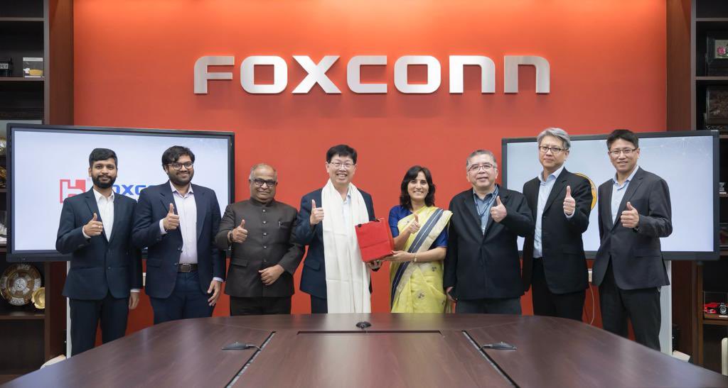 Thrilled to meet @HonHai_Foxconn in #Taiwan to discuss their investment plans in #Karnataka. Look forward to working closely with #Foxconn to build the state’s #electronics and #manufacturing sector further. @investkarnataka @NiraniMurugesh @ACSIC_GOK @AshwiniVaishnaw @Rajeev_GoI