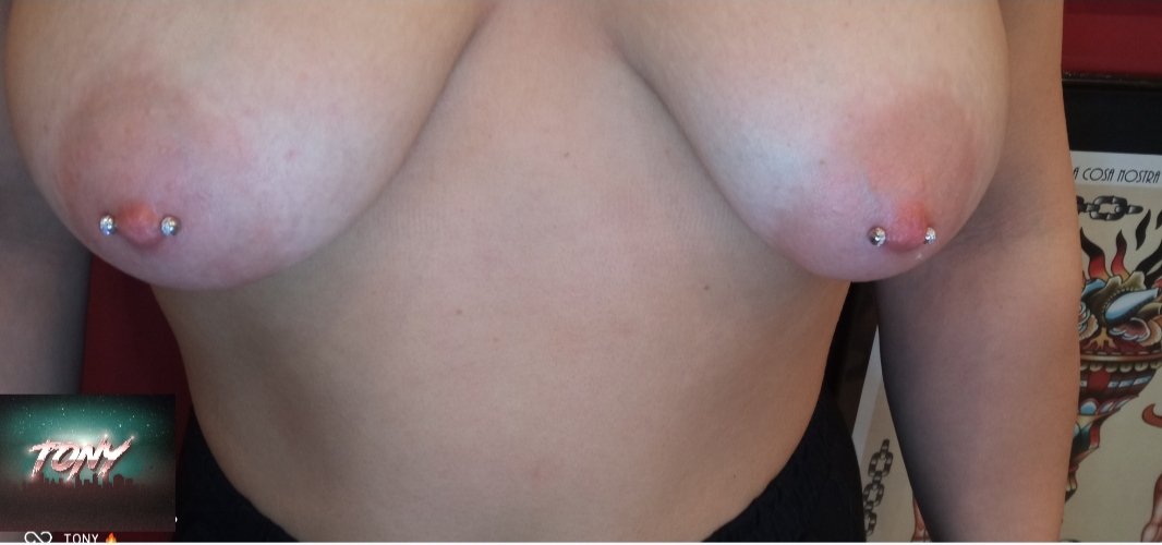 TonyBodypiercer's tweet photo. Cambio gioielli a questi nipple piercing 🍒 
Gioielli in titanio certificato da implantologia da 1.6 mm ✅ con fasce orbitali di mini swarovski crystal.
Per info gioielleria contattatemi 🔥
#BODYPIERCING #bodyart #bodymodification #bodytransformation #nipplepiercing https://t.co/PHZzdSCdmr