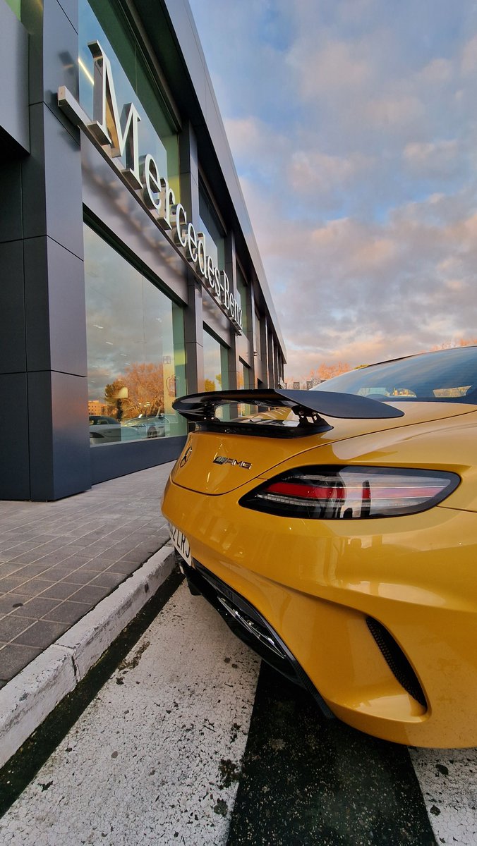 StarMadridRetai's tweet photo. Buenos días desde el #AMGPerformanceCenter de Madrid. 😎

Hoy hemos tenido una visita muy especial en #StarMadrid.
¿Os gustan las vistas?

La gama #SLS no deja de ser impresionante... 😍

@MercedesAMG #AMG #MercedesAMG #StarMadrid https://t.co/uwHGrki6g5