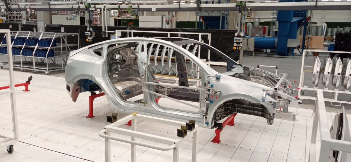 jcvbavaria's tweet image. The sides of the car are made with a giant metal sheet press, it&apos;s much faster and cheaper than castings and it uses a lot less metal, because you can’t cast such a thin metal part!

Saw this massive machine in person at Gigafest in Berlin... very impressive sound &amp;amp; vibrations ..