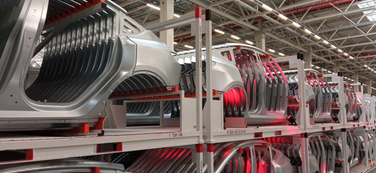 jcvbavaria's tweet image. The sides of the car are made with a giant metal sheet press, it&apos;s much faster and cheaper than castings and it uses a lot less metal, because you can’t cast such a thin metal part!

Saw this massive machine in person at Gigafest in Berlin... very impressive sound &amp;amp; vibrations ..