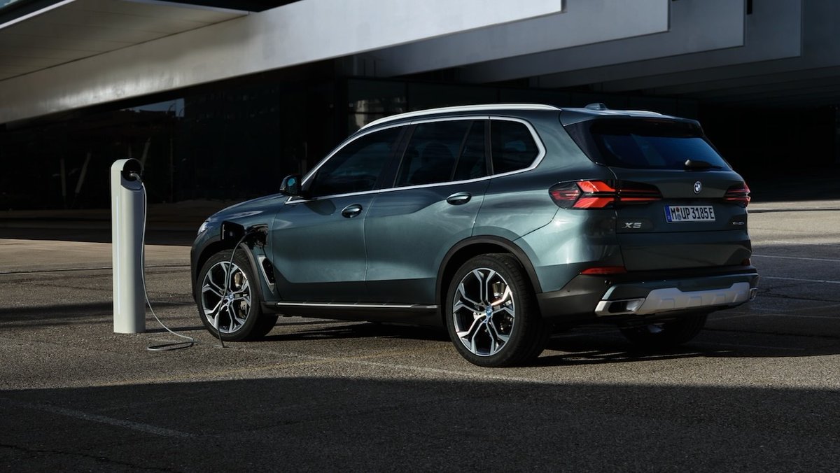 BMW's tweet photo. Poised and ready for the journey ahead.
Introducing the new BMW X5 Plugin-Hybrid.
#THENEWX5
__
The #BMW X5 xDrive50e: 
Fuel consumption/100km, Power consumption/100 km, CO2 emission/km, weighted comb.: 1.1–0.8 l, 27.0–22.9 kWh, 26–18 g. According to WLTP, https://t.co/twXzMrWMl3. https://t.co/gcbSQ399nd