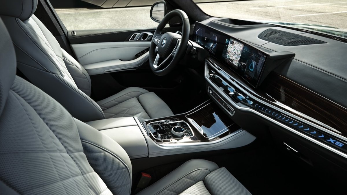 BMW's tweet photo. Poised and ready for the journey ahead.
Introducing the new BMW X5 Plugin-Hybrid.
#THENEWX5
__
The #BMW X5 xDrive50e: 
Fuel consumption/100km, Power consumption/100 km, CO2 emission/km, weighted comb.: 1.1–0.8 l, 27.0–22.9 kWh, 26–18 g. According to WLTP, https://t.co/twXzMrWMl3. https://t.co/gcbSQ399nd