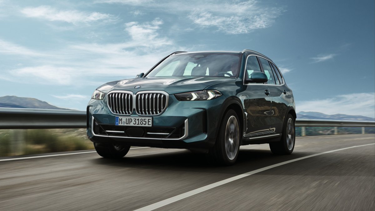 BMW's tweet photo. Poised and ready for the journey ahead.
Introducing the new BMW X5 Plugin-Hybrid.
#THENEWX5
__
The #BMW X5 xDrive50e: 
Fuel consumption/100km, Power consumption/100 km, CO2 emission/km, weighted comb.: 1.1–0.8 l, 27.0–22.9 kWh, 26–18 g. According to WLTP, https://t.co/twXzMrWMl3. https://t.co/gcbSQ399nd