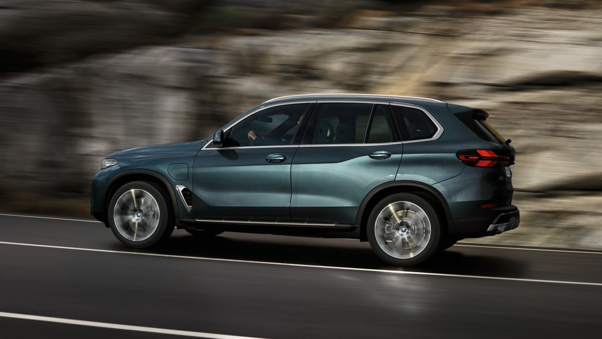BMW's tweet photo. Poised and ready for the journey ahead.
Introducing the new BMW X5 Plugin-Hybrid.
#THENEWX5
__
The #BMW X5 xDrive50e: 
Fuel consumption/100km, Power consumption/100 km, CO2 emission/km, weighted comb.: 1.1–0.8 l, 27.0–22.9 kWh, 26–18 g. According to WLTP, https://t.co/twXzMrWMl3. https://t.co/gcbSQ399nd