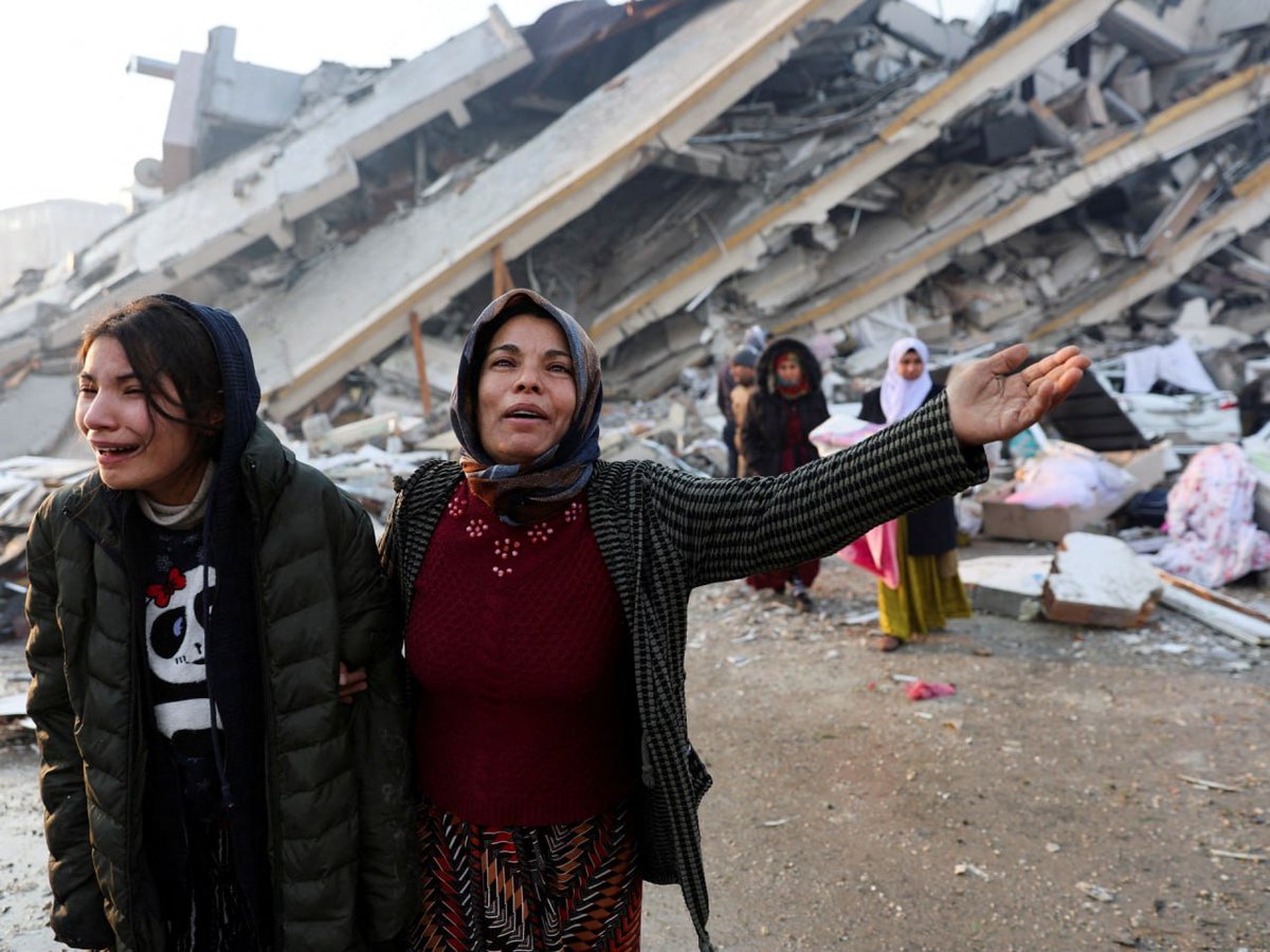 خاکی ئێمە لە هیچ 
خاکێکی تر ناچێ
خۆی یەک دڵە و هەموو ڕۆژێ 
بە چوار خاجدا دائەکوترێ.

دایکی ئێمە لە هیچ دایکێکی تر ناچێ
لە یەک ساتدا سکی ئەو چوار جار ئەسووتێ
یەک کەسمان چوار جار ئەکوژرێ...

شێرکۆ بێکەس

#باکوور 
#ڕۆژئاوا 
#بێ_نیشتمان