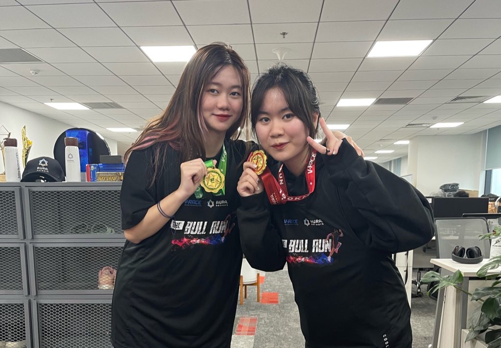 AuraNetworkHQ's tweet photo. #VRACE MEDAL IS HERE!!!
Wonder who took it out of the box 👀, anyway… is this what you're most curious about now?
🏅 Exclusive medals
🤩 Vrace gift set: singlets, water bottles and more!
Also, we would like to thank the companion of #VnExpress for making Vrace a huge success. https://t.co/E9Brkzv478