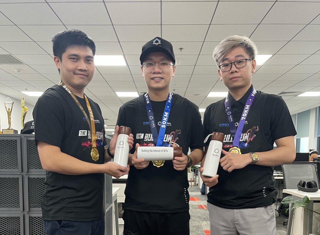 AuraNetworkHQ's tweet photo. #VRACE MEDAL IS HERE!!!
Wonder who took it out of the box 👀, anyway… is this what you're most curious about now?
🏅 Exclusive medals
🤩 Vrace gift set: singlets, water bottles and more!
Also, we would like to thank the companion of #VnExpress for making Vrace a huge success. https://t.co/E9Brkzv478