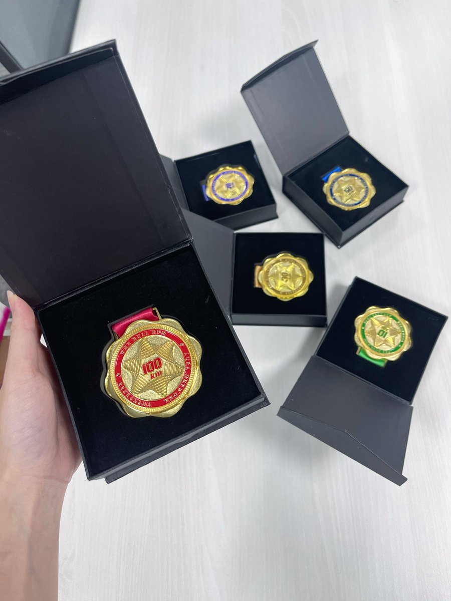 AuraNetworkHQ's tweet photo. #VRACE MEDAL IS HERE!!!
Wonder who took it out of the box 👀, anyway… is this what you're most curious about now?
🏅 Exclusive medals
🤩 Vrace gift set: singlets, water bottles and more!
Also, we would like to thank the companion of #VnExpress for making Vrace a huge success. https://t.co/E9Brkzv478