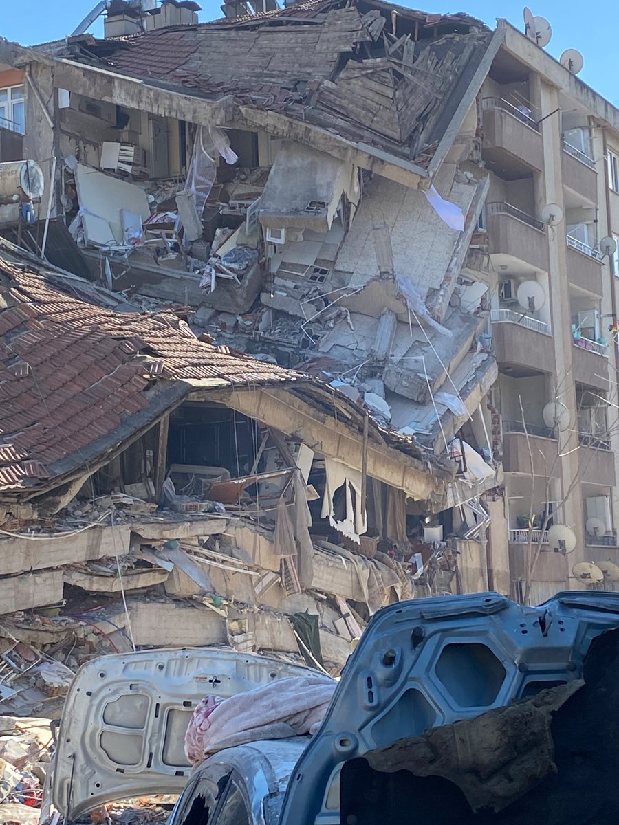 buse (@buseyyyyk) on Twitter photo Binanın durumu şu an böyle videodaki kız benim kiraz apartmanı çökmek üzere emaneten duruyor sabitlemek için büyük araçlar gerekli yardım gerekiyor annem babam kardeşim dahil 10 kişi içerde içerdekilerden ses alıyoruz <a href="/sgokbakar/">Şahan Gökbakar</a> <a href="/haluklevent/">Haluk Levent ( Ahbap Ekibi )</a> #deprem #Kahramanmaras Binanın durumu şu an böyle videodaki kız benim kiraz apartmanı çökmek üzere emaneten duruyor sabitlemek için büyük araçlar gerekli yardım gerekiyor annem babam kardeşim dahil 10 kişi içerde içerdekilerden ses alıyoruz <a href="/sgokbakar/">Şahan Gökbakar</a> <a href="/haluklevent/">Haluk Levent ( Ahbap Ekibi )</a> #deprem #Kahramanmaras