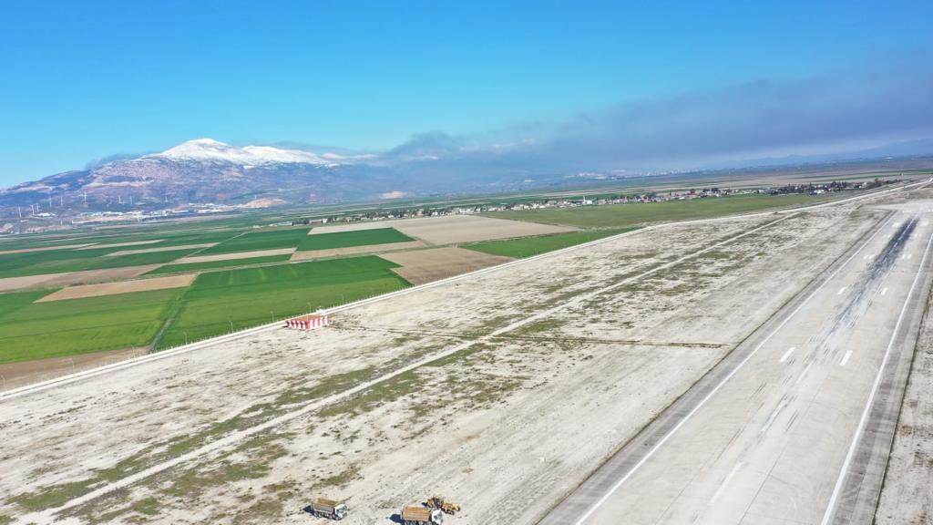 Hatay Havalimanı'nın en kısa sürede yeniden uçuşlara açılması için çalışmalara başladık.

Mesai arkadaşlarımız alandaki hafriyat atıklarını temizliyor.